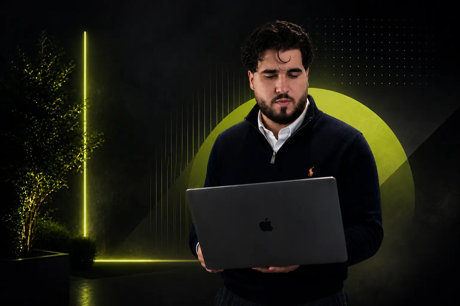 Webdesigner prüft eine Unternehmenswebsite auf einem Laptop