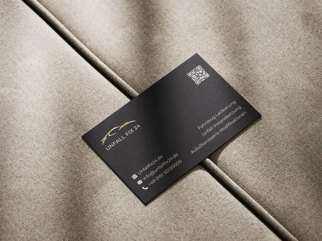 Rückseite der Unfallfix24-Visitenkarte mit Leistungen und QR-Code