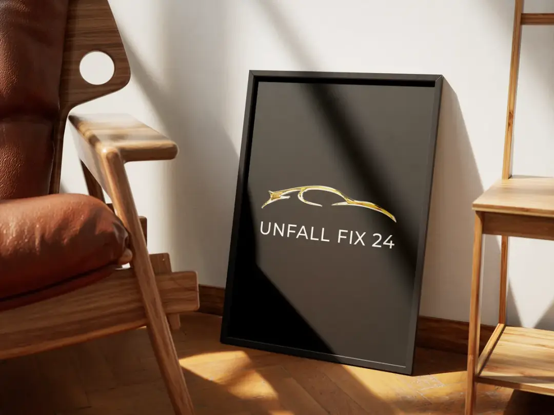 Gerahmtes Poster mit dem goldenen Unfallfix24-Logo